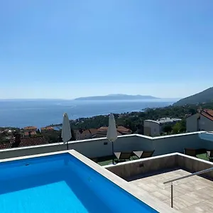 Stella - Heated Rooftop Swimming Pool Apartment